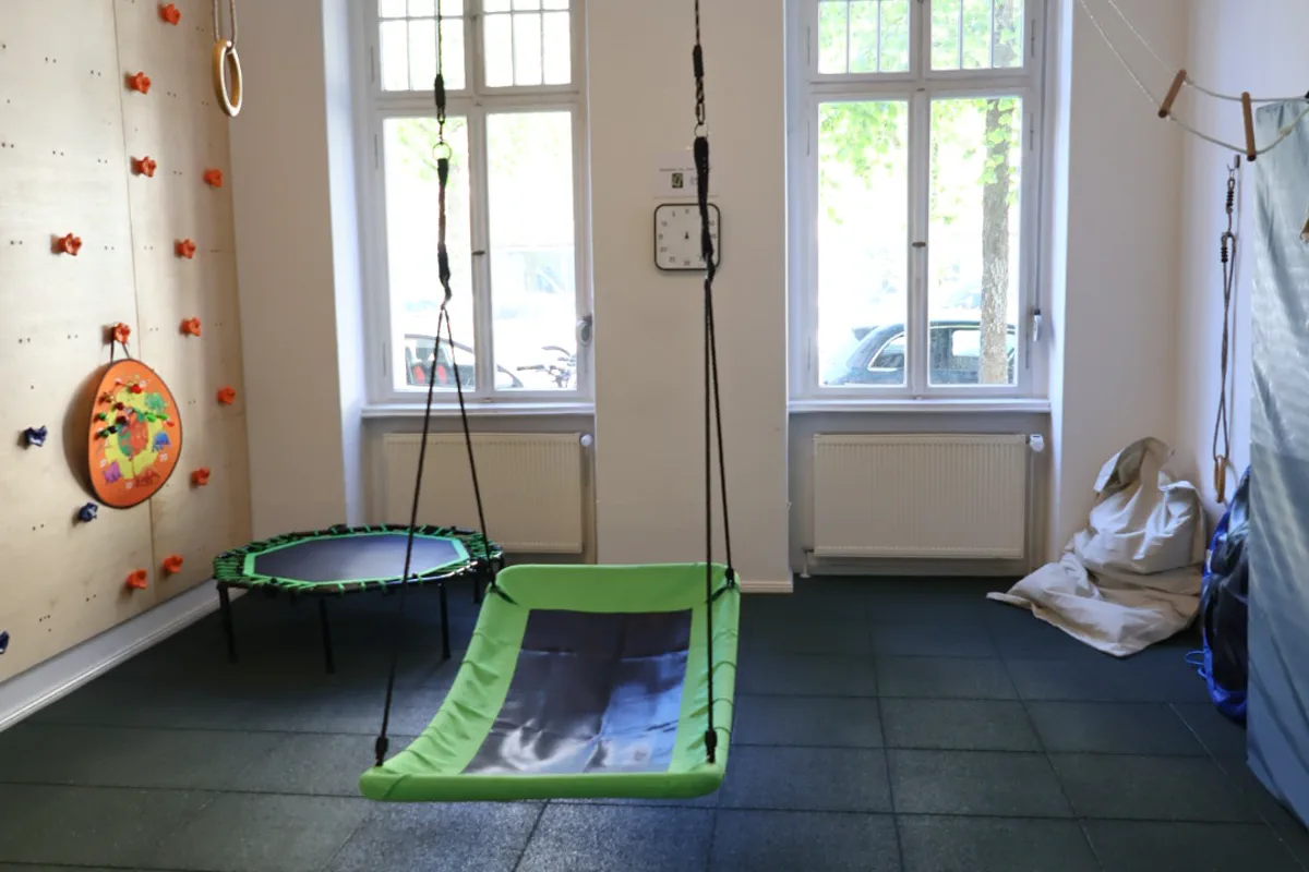 Bewegungsraum mit Schaukel und Kletterwand
